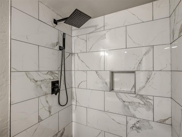 room details featuring tiled shower