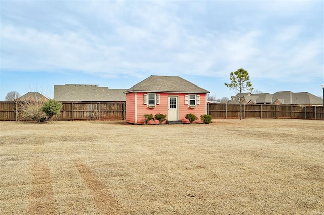 view of yard featuring an outdoor structure and a fenced backyard