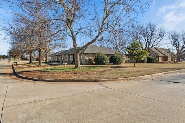 view of front facade with concrete driveway