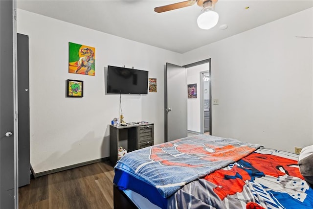 bedroom with dark wood-type flooring, baseboards, and ceiling fan