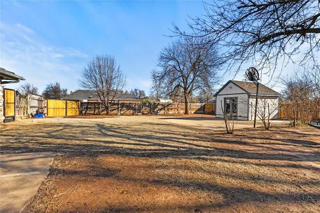 view of yard with an outbuilding and fence