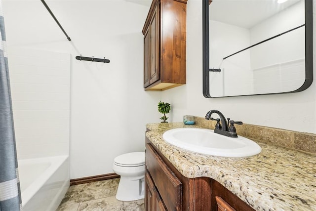 bathroom featuring baseboards, shower / bath combo with shower curtain, toilet, and vanity