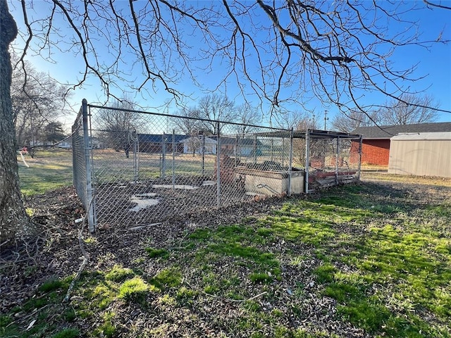 view of yard with an outbuilding