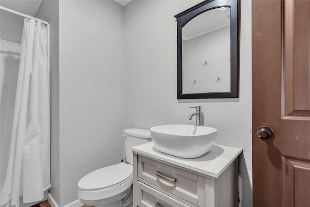 full bathroom featuring curtained shower, toilet, and vanity