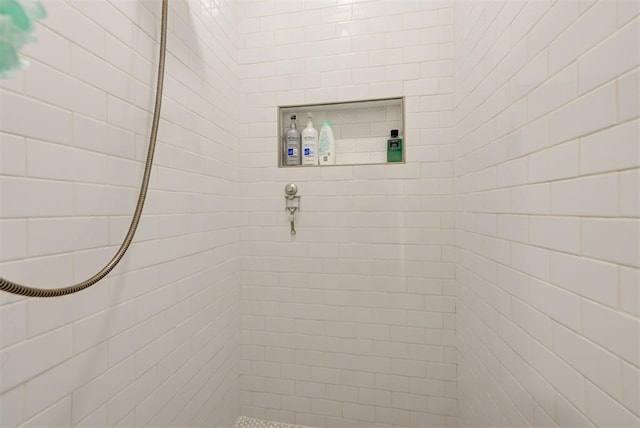 full bathroom featuring a tile shower