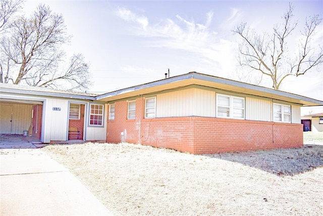 ranch-style house featuring brick siding and driveway