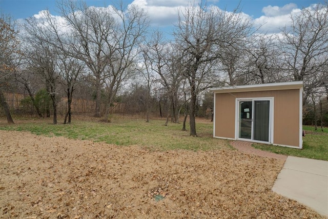 view of yard with an outbuilding