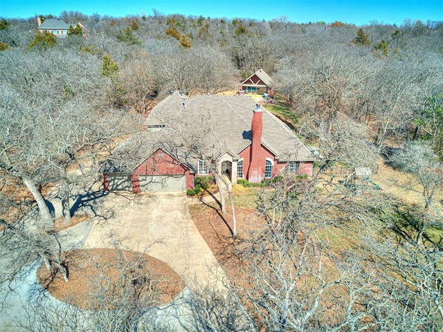 birds eye view of property featuring a wooded view