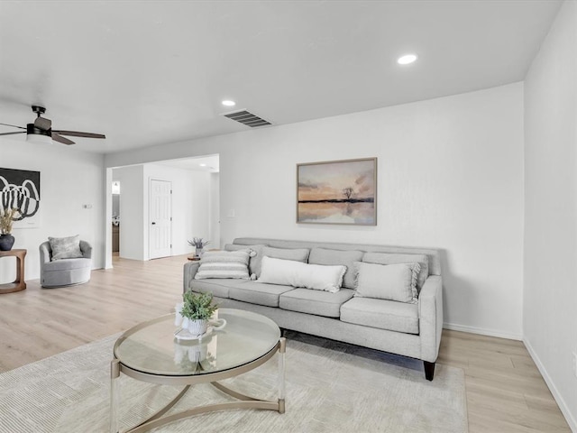 living area with light wood-style flooring, recessed lighting, visible vents, and ceiling fan