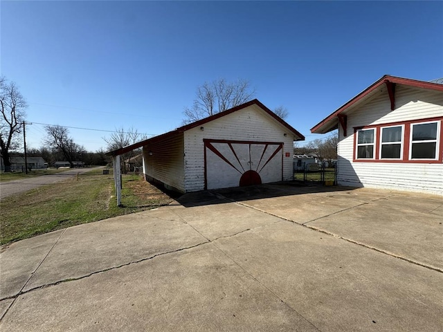 view of outdoor structure featuring an outbuilding