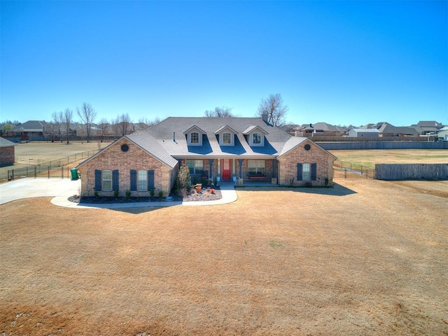 view of front of property featuring a front yard and fence