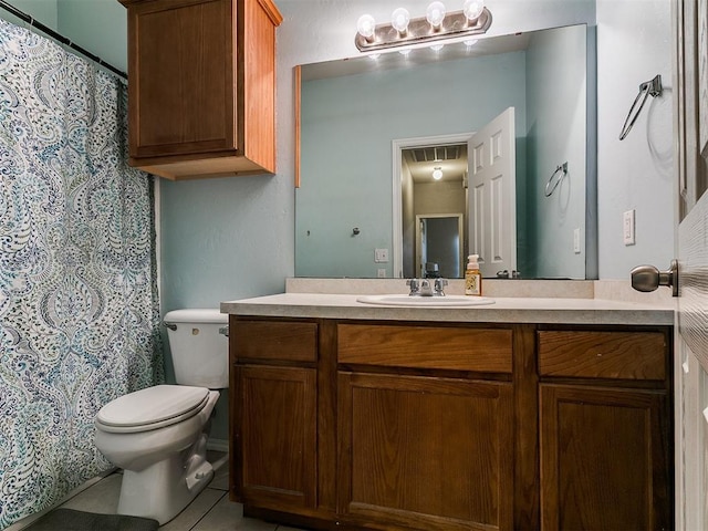 full bath featuring tile patterned floors, toilet, vanity, and a shower with curtain