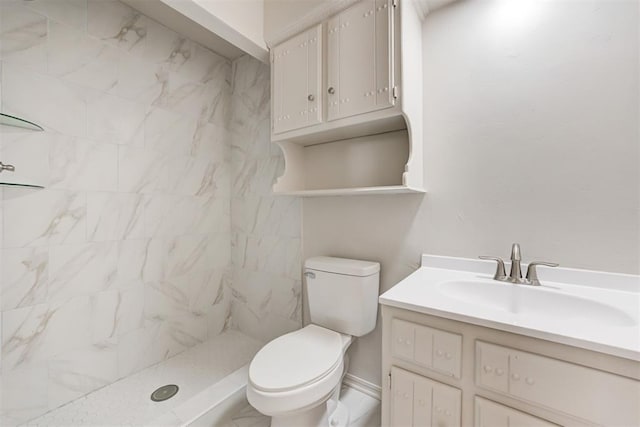 full bathroom with tiled shower, toilet, and vanity