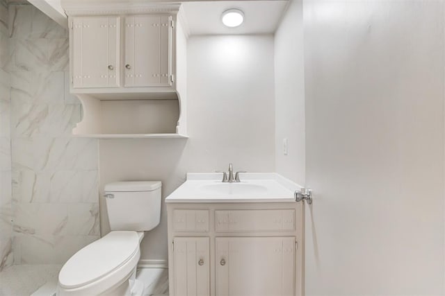 full bath with tiled shower, toilet, and vanity