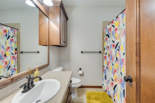 full bath featuring curtained shower, toilet, and vanity