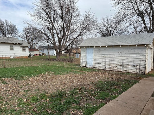 view of yard featuring an outdoor structure