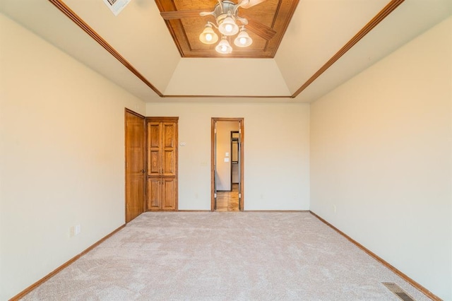 spare room featuring visible vents, ceiling fan, baseboards, a tray ceiling, and carpet flooring