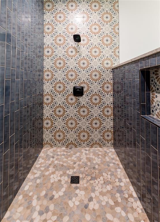 bathroom featuring a tile shower