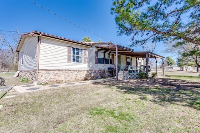 view of front of home featuring a porch and a front yard