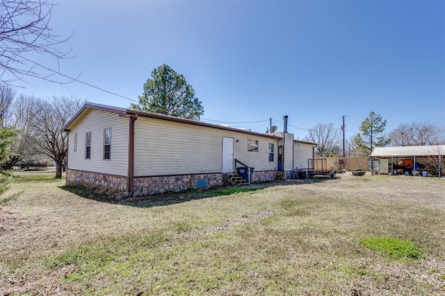 view of front facade featuring crawl space, a front lawn, and entry steps