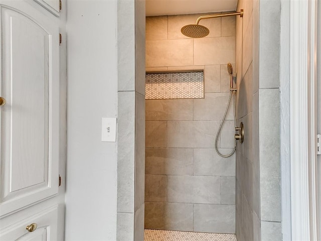 bathroom featuring a tile shower