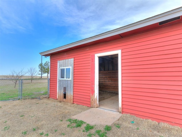 view of outdoor structure featuring an outbuilding and fence