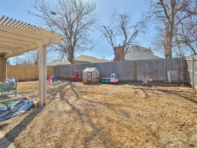 view of yard featuring a fenced backyard and a pergola