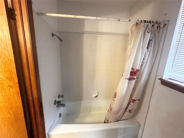 full bathroom featuring shower / bath combo with shower curtain