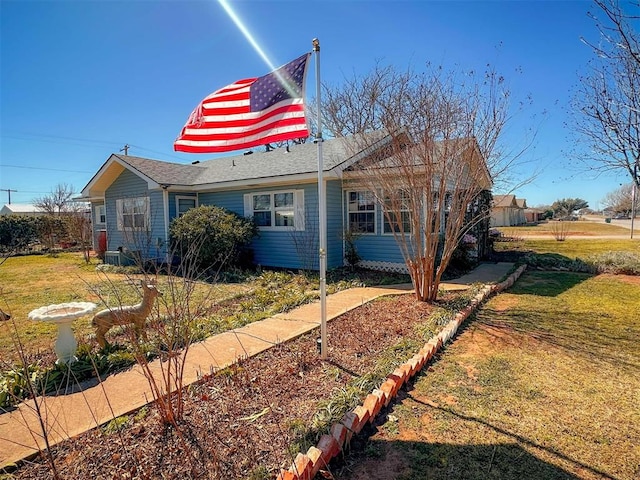 view of front of home featuring a front yard