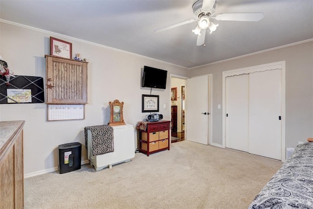 carpeted bedroom featuring crown molding, a ceiling fan, and a closet