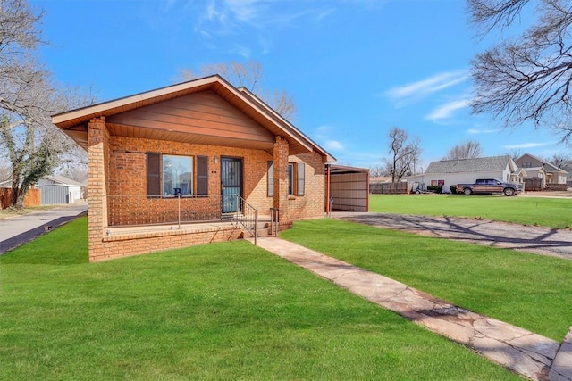 view of front of home featuring brick siding and a front lawn