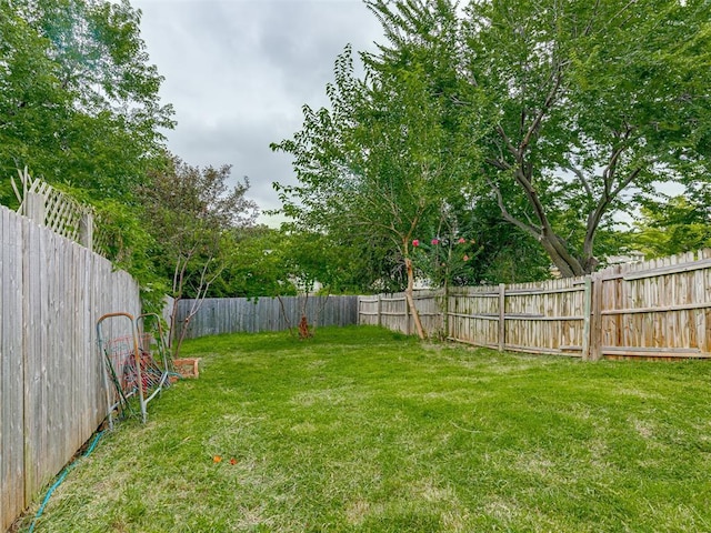 view of yard featuring a fenced backyard