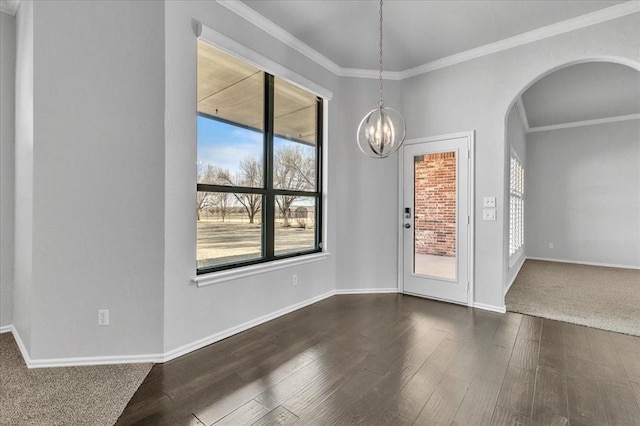 spare room featuring dark wood-style floors, arched walkways, and baseboards