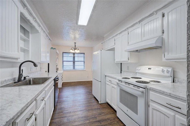 kitchen with white appliances, a sink, under cabinet range hood, a textured ceiling, and a chandelier