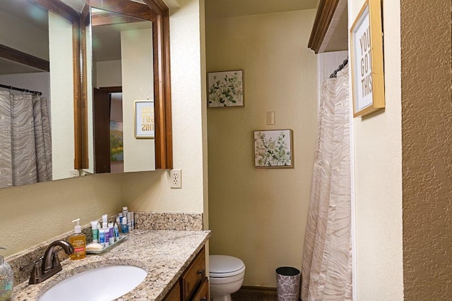 full bath featuring vanity, a shower with shower curtain, and toilet