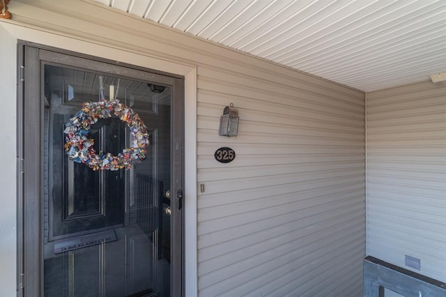 entrance to property with crawl space