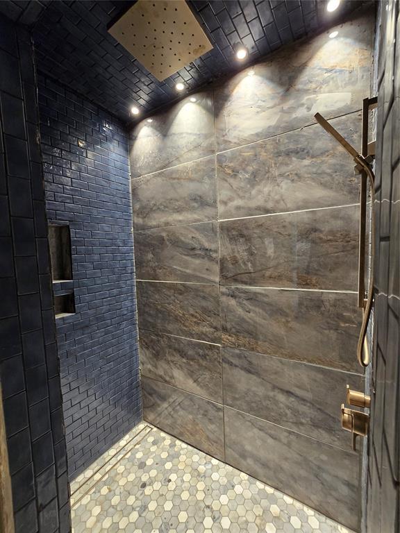 bathroom featuring a tile shower