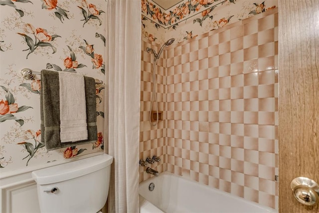 full bath featuring shower / tub combo with curtain, toilet, and wallpapered walls