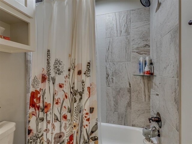 full bath with toilet and shower / bathtub combination with curtain