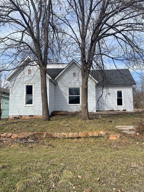 view of front facade with crawl space and a front lawn