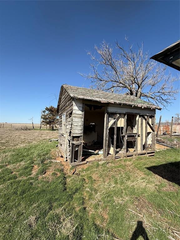 view of outdoor structure featuring an outbuilding