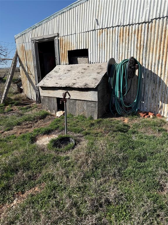 view of outdoor structure featuring an outdoor structure