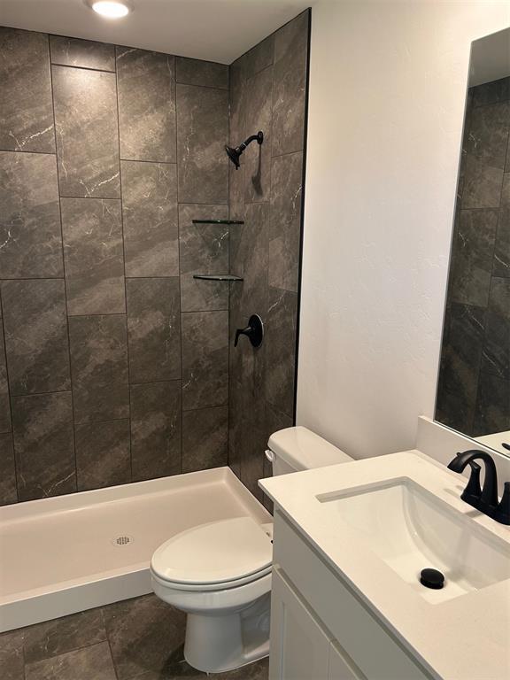 2948 NW 196th Pl, Edmond, OK 73012 - full bath with toilet, a tile shower, and vanity