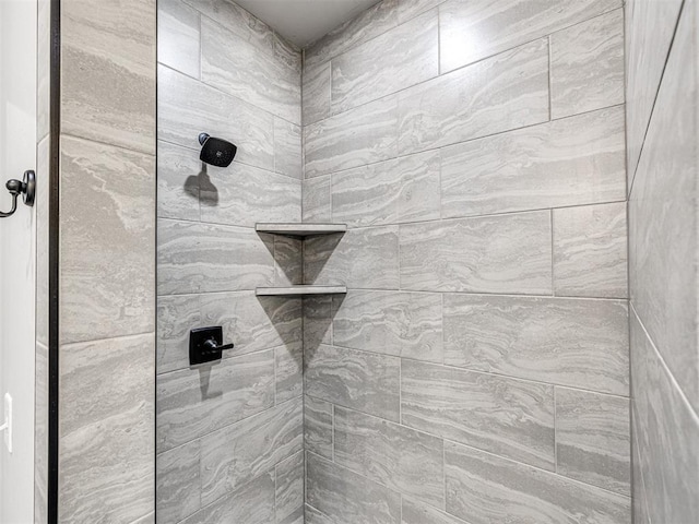 bathroom featuring a tile shower