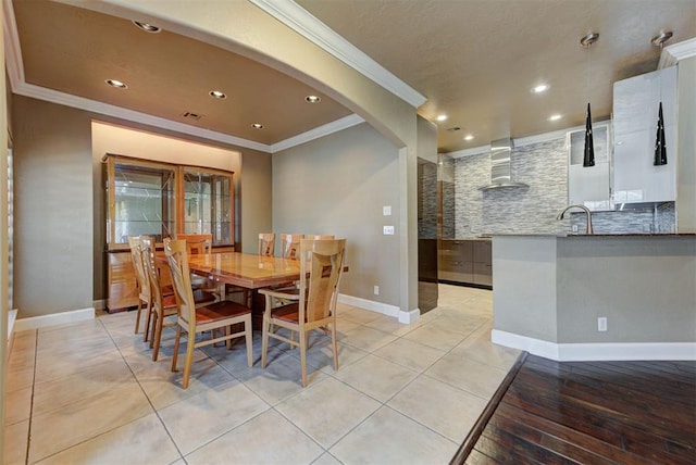 dining space featuring baseboards, visible vents, recessed lighting, arched walkways, and ornamental molding