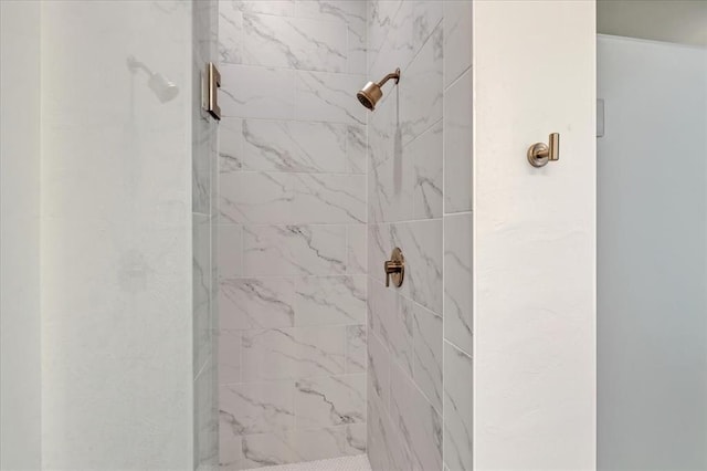 bathroom featuring a tile shower