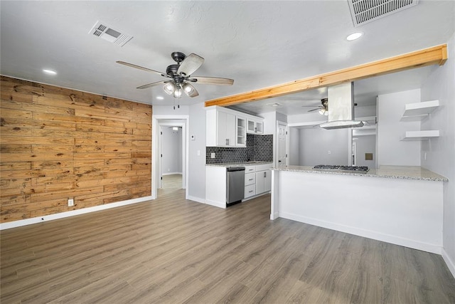 kitchen with wood finished floors, a ceiling fan, visible vents, stainless steel appliances, and white cabinetry