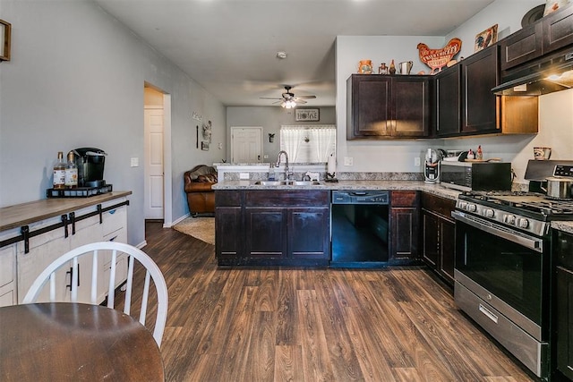 kitchen with a sink, a peninsula, appliances with stainless steel finishes, ceiling fan, and dark wood-style flooring