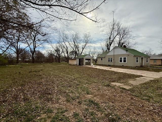 view of yard with an outdoor structure