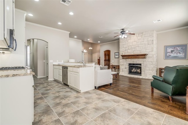 kitchen featuring visible vents, arched walkways, and ceiling fan